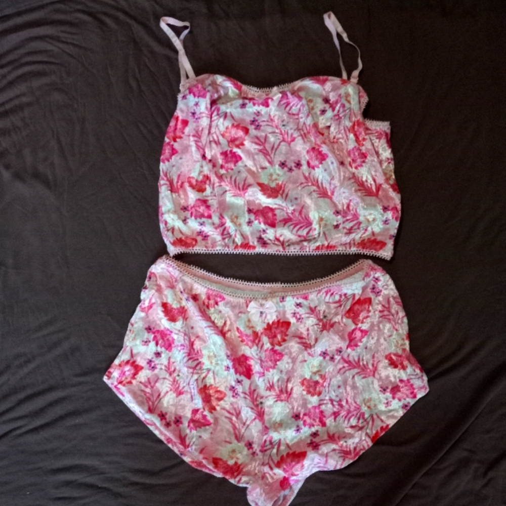NWT 2 PIECE SHORT LOUNGEWEAR